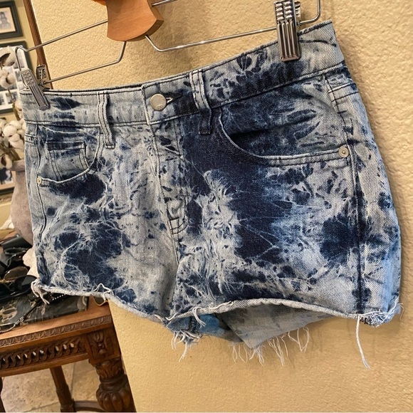 MOSSIMO Women Blue Tie Dye Raw Frayed Hem Jean Shorts Size 15” Waist - Picture 2 of 6